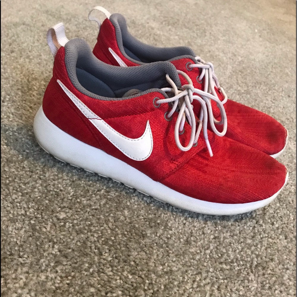 Nike tennis shoestring, worm, good condition.